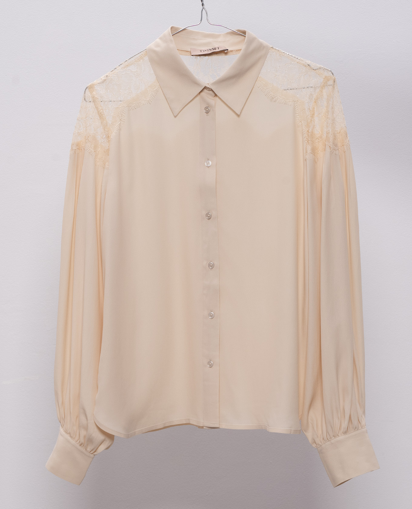 Бежевая блуза с кружевом