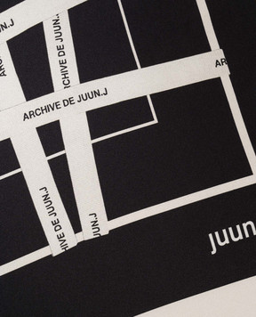 Juun.j Чорна хустка із шовку в брендовий принт JW6984W005