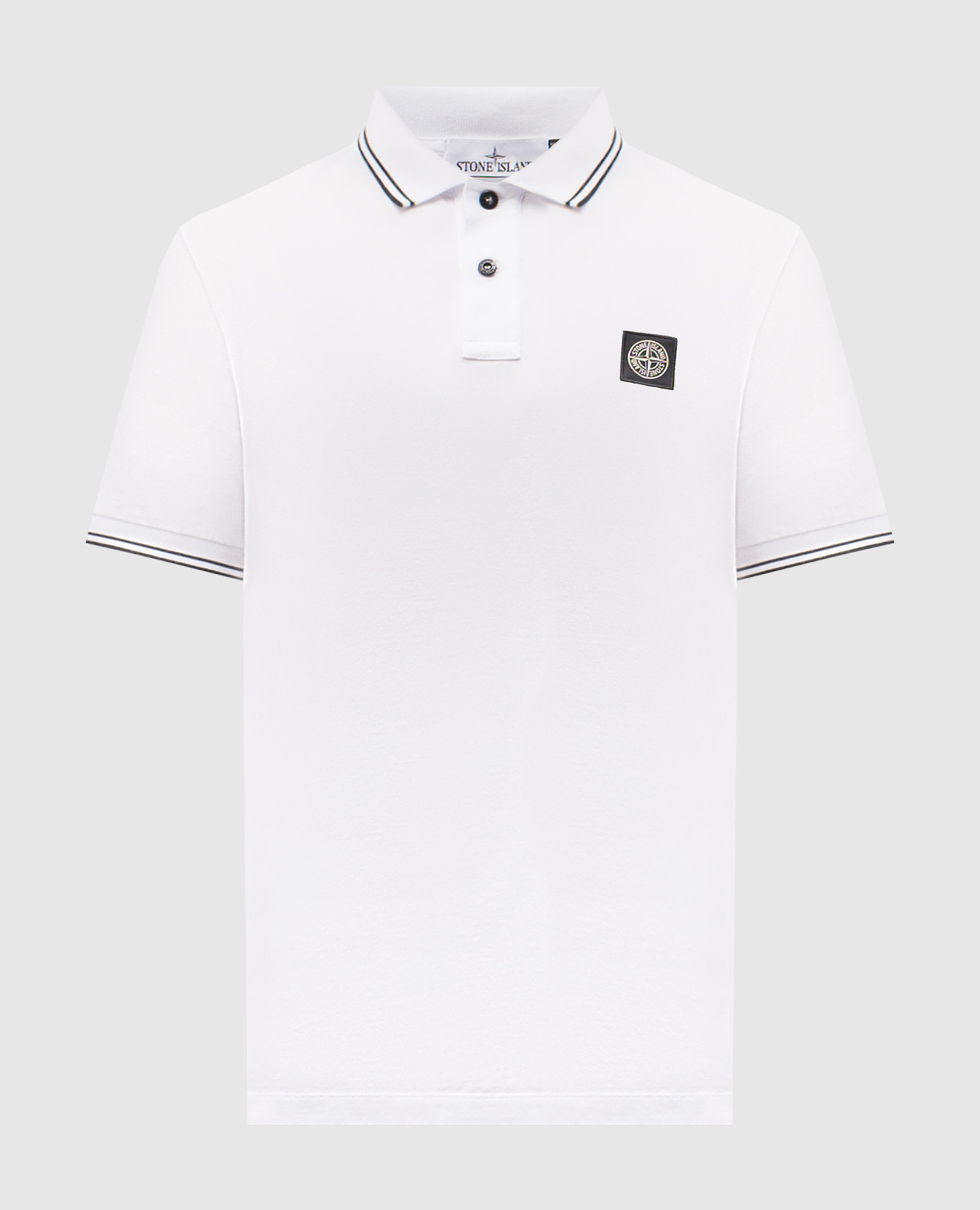 Белое поло с нашивкой логотипа