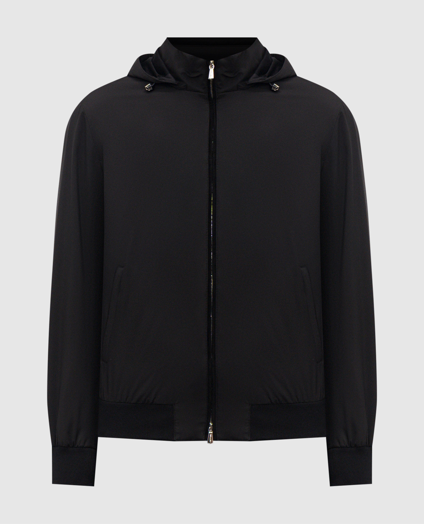 Черная куртка с капюшоном