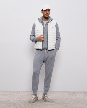 Brunello Cucinelli Белый пуховый жилет с вышивкой эмблемы MM49A7460G