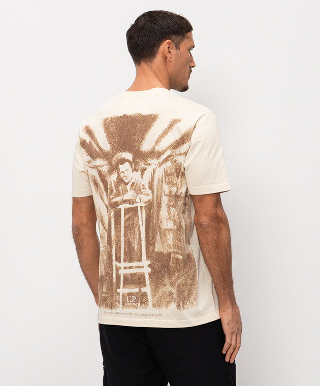 C.P. Company Бежевая футболка с контрастным принтом логотипа и эмблемы MTS291A005431G изображение 4