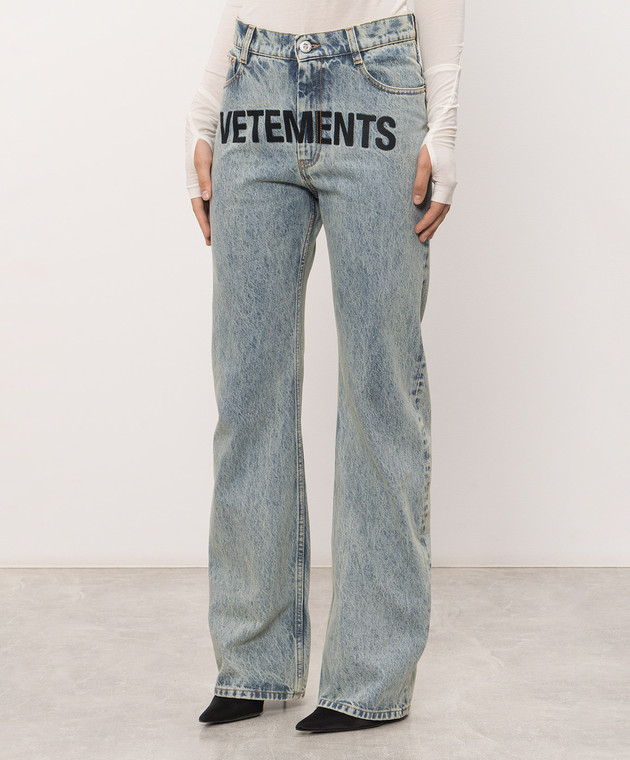 Vetements Голубые джинсы с вышивкой логотипа MH27DJ079LB изображение 3