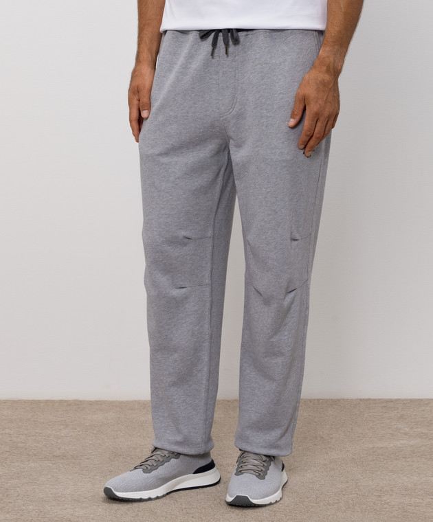 Brunello Cucinelli Серые спортивные брюки с вышивкой MM8263388G изображение 3