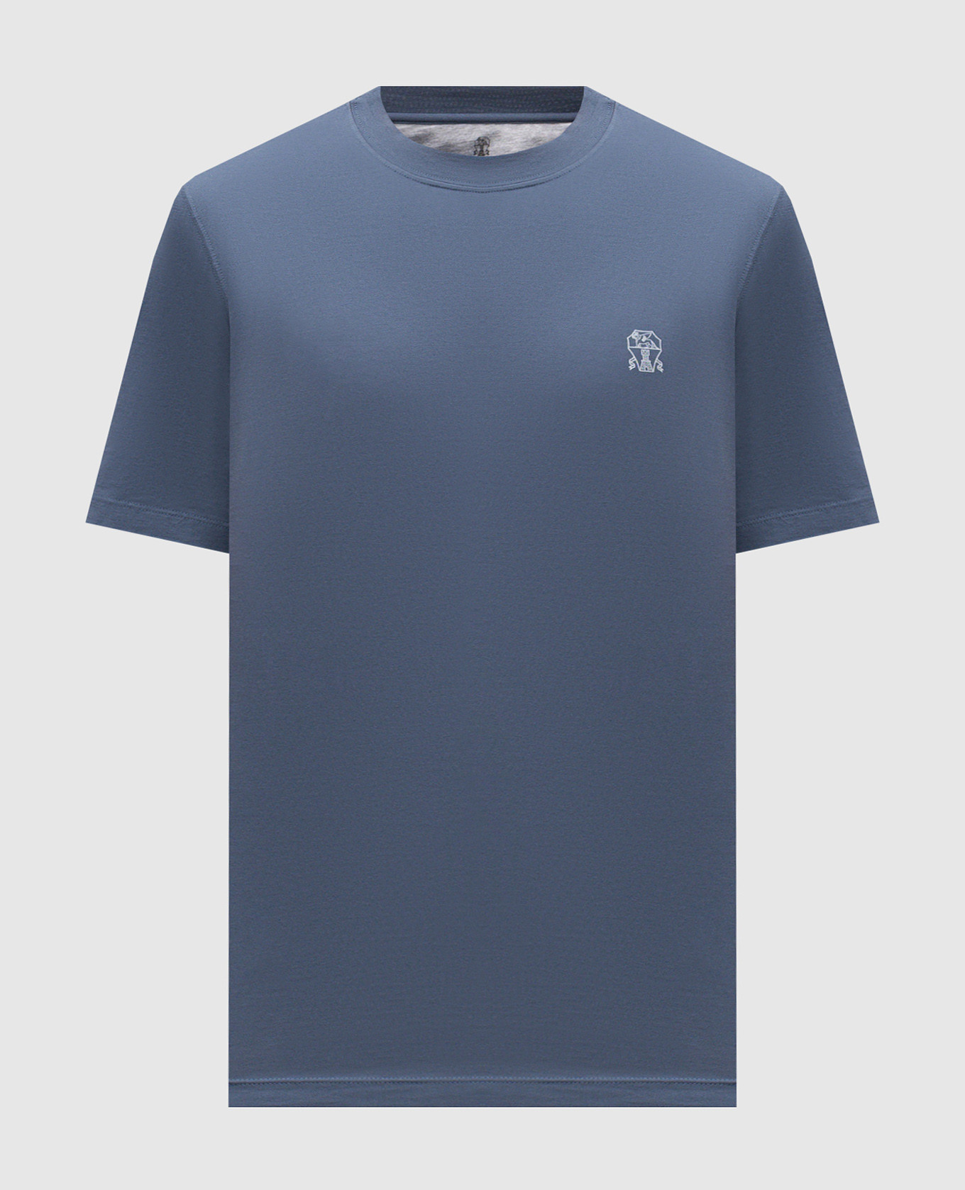 Синяя футболка с эмблемой