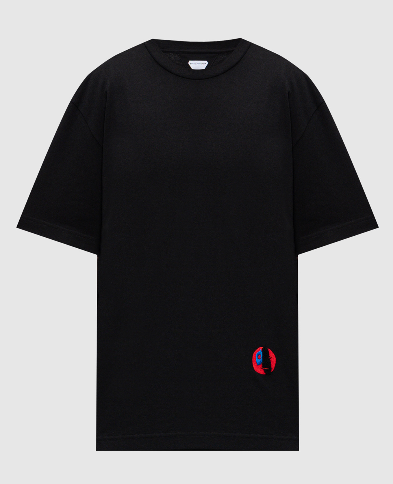 Черная футболка с фактурной вышивкой