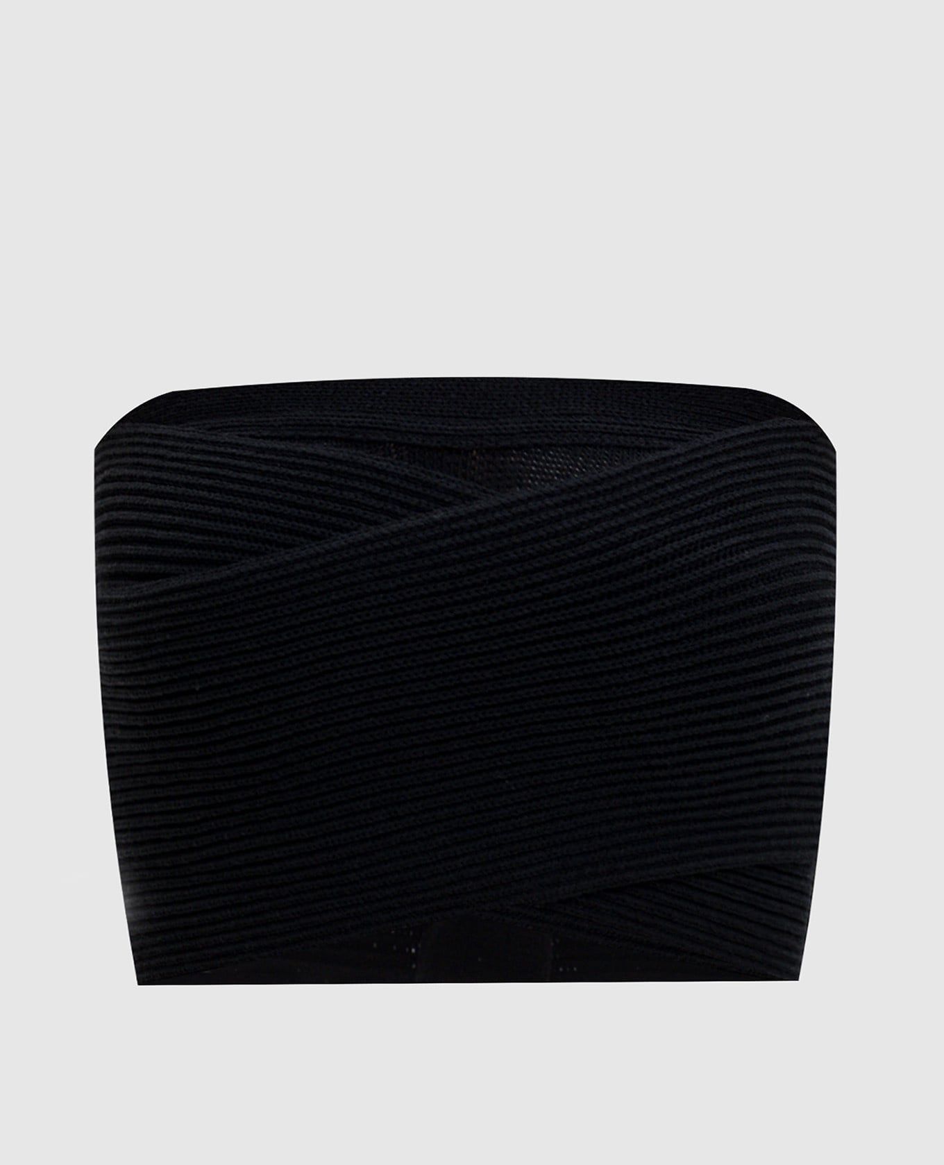 Черный топ с эффектом наложения слоев