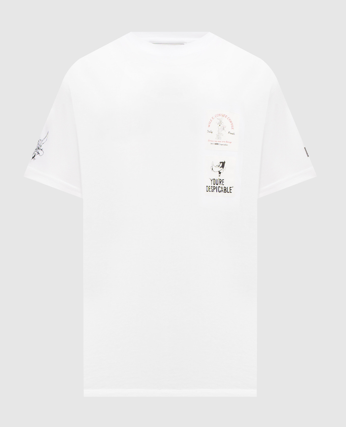 Белая футболка с брендовыми нашивками