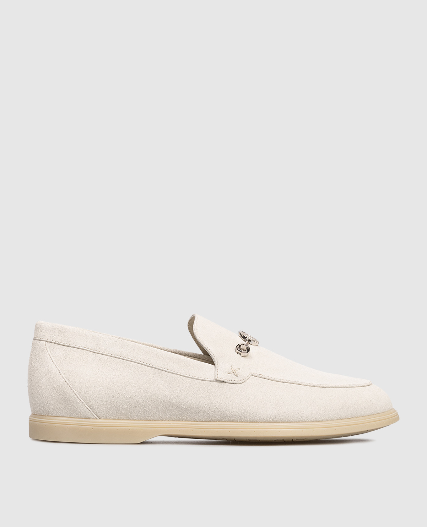Белые замшевые лоферы с эмблемой