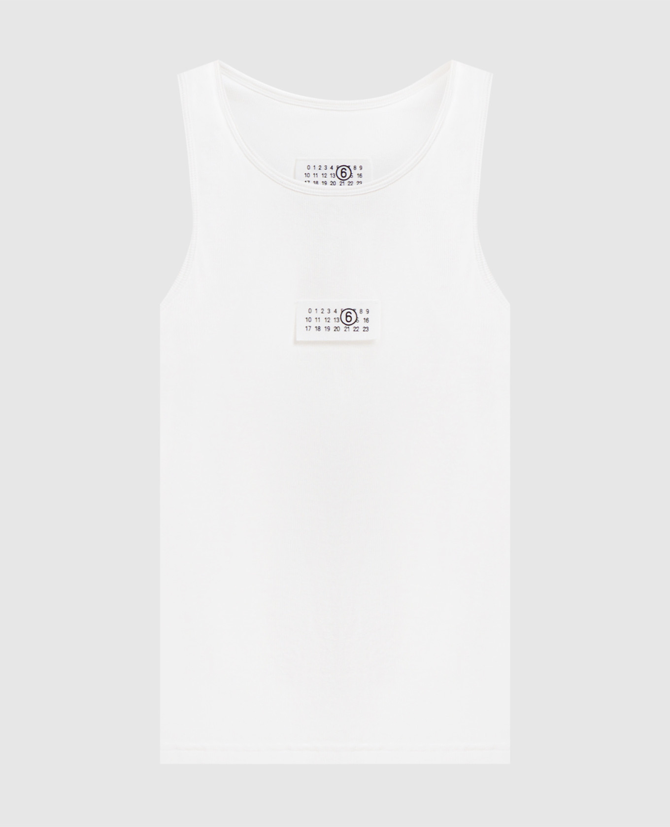 Белый топ в рубчике с нашивкой эмблемы