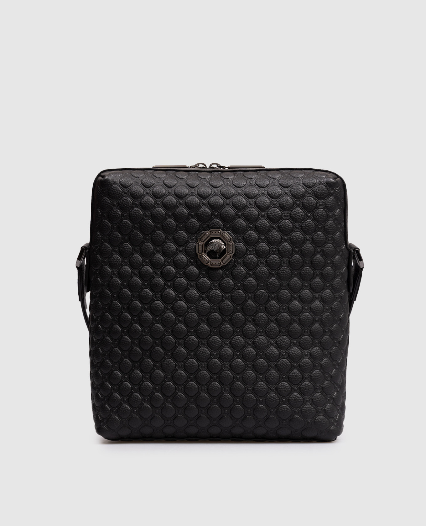 Черная кожаная сумка с фактурной эмблемой