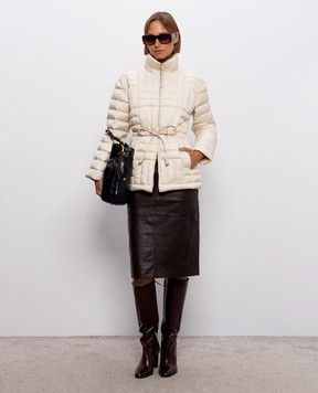 Moncler Бежевая пуховая куртка с нашивкой логотипа L20931A00150597YF