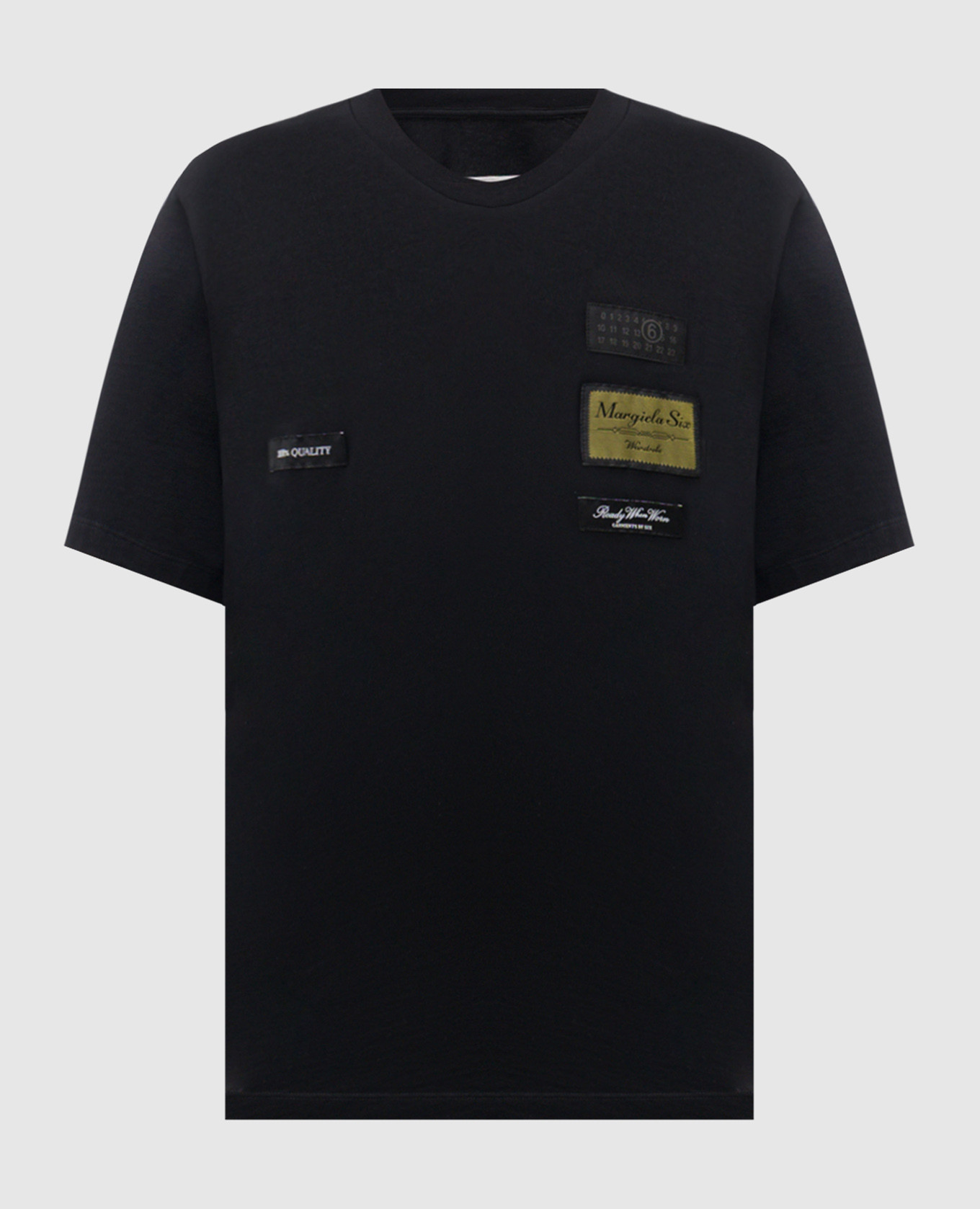 Черная футболка с брендовыми нашивками