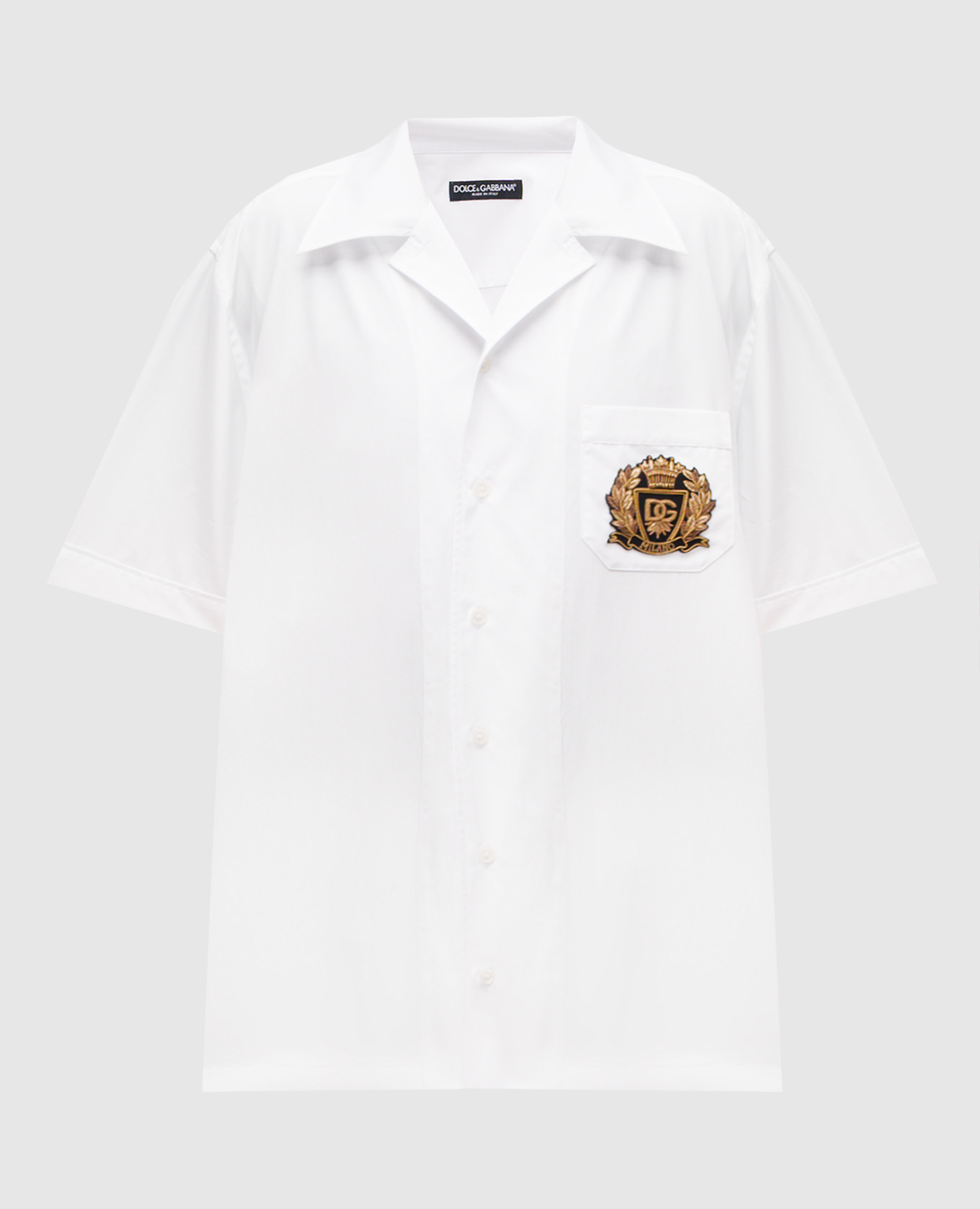 Белая рубашка с нашивкой логотипа