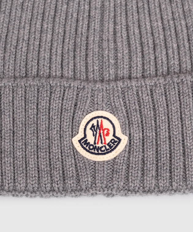Moncler ENFANT Детская серая шапка из шерсти с нашивкой L29543B00009M1131 изображение 3