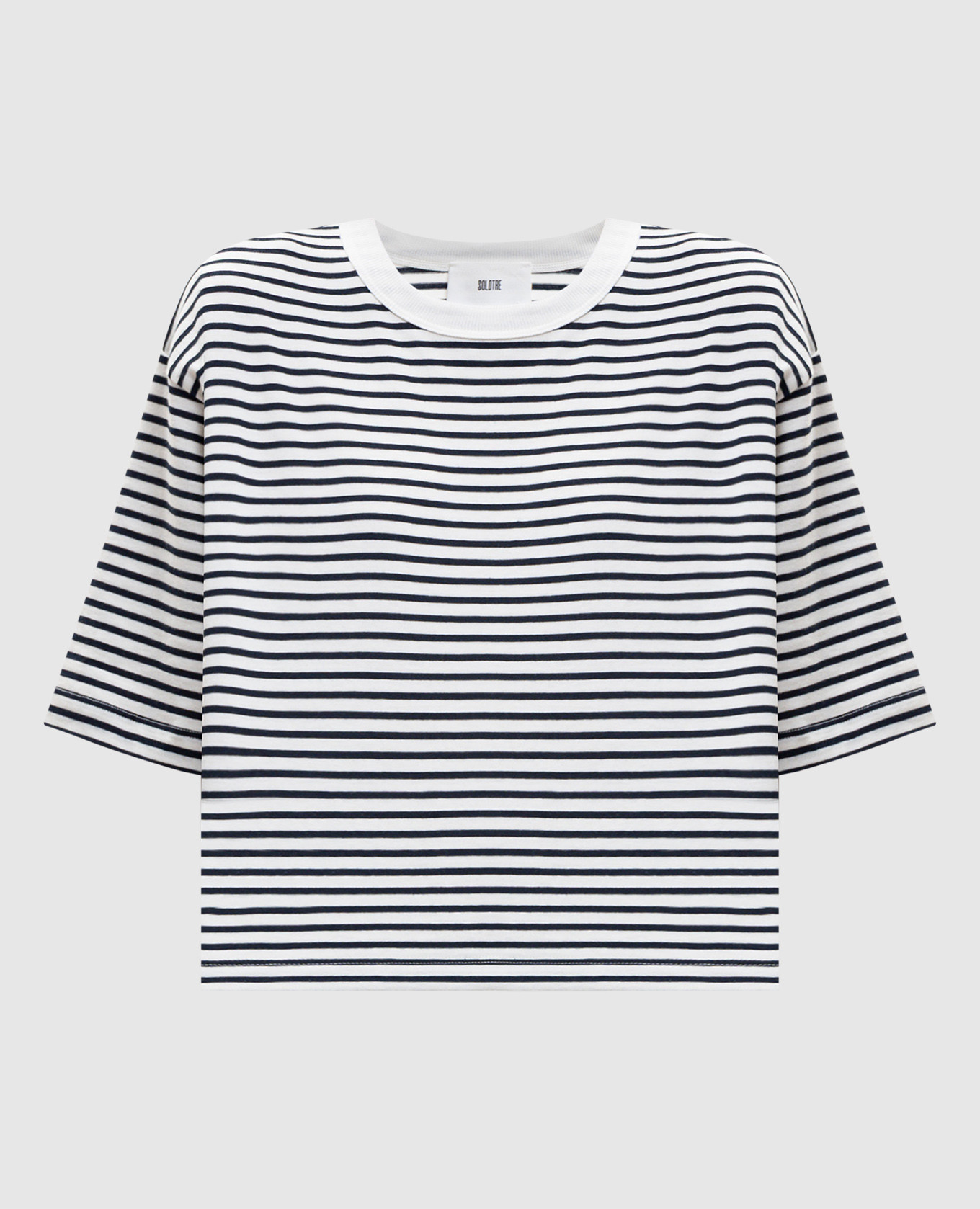 Белая футболка в полоску