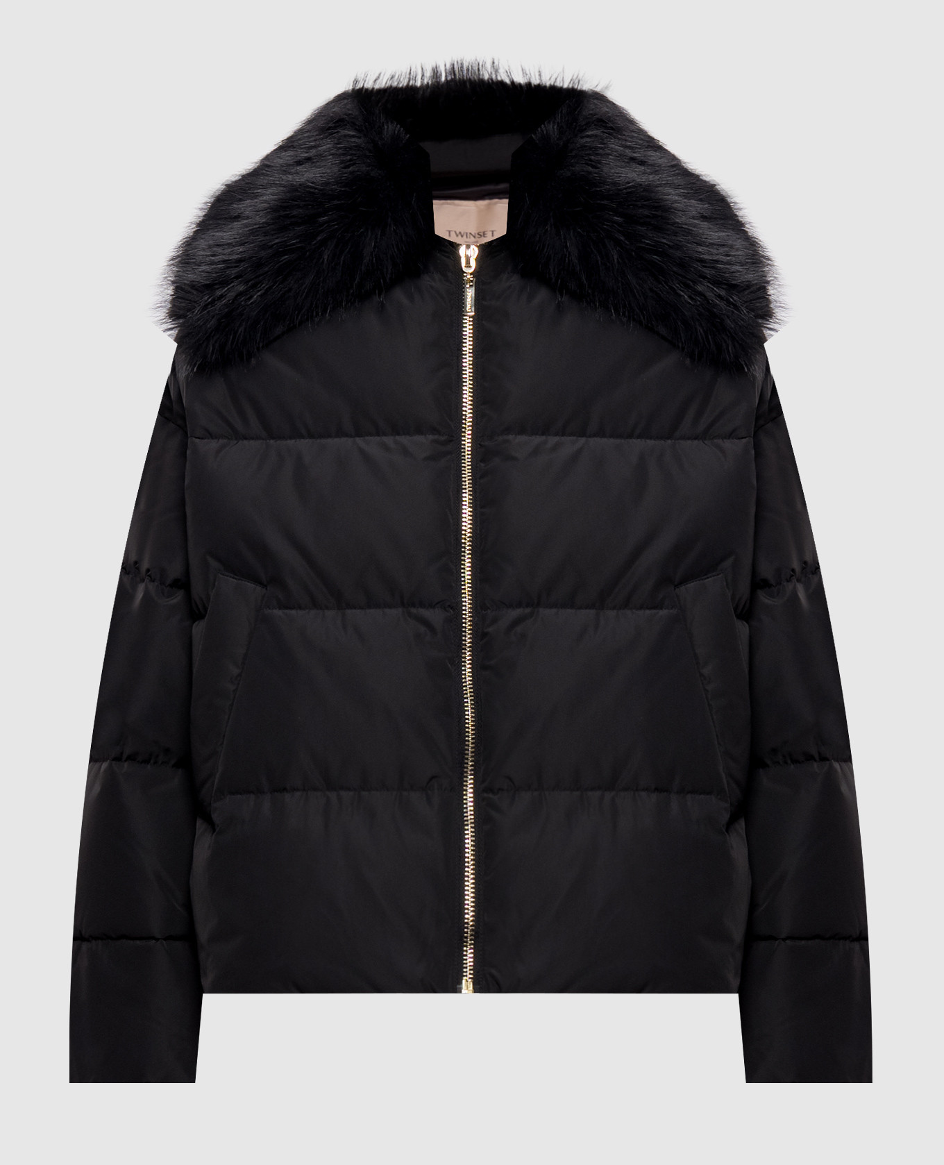Черный пуховик с металлическим логотипом