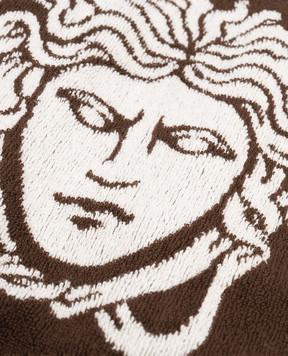 Versace Коричневое махровое полотенце с узором эмблемы Medusa 10242141A17767