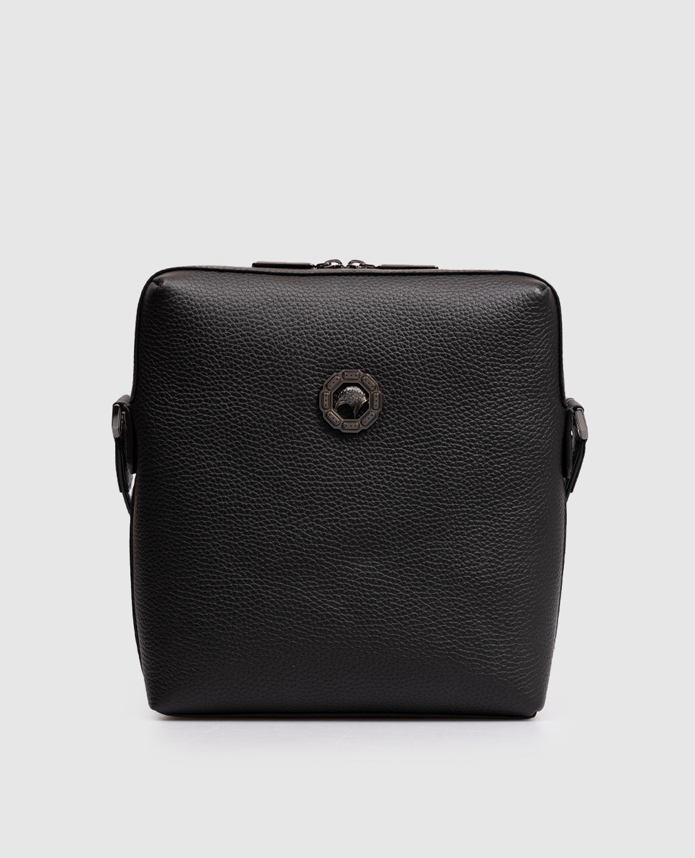 Черная кожаная сумка с металлической эмблемой в виде головы орла
