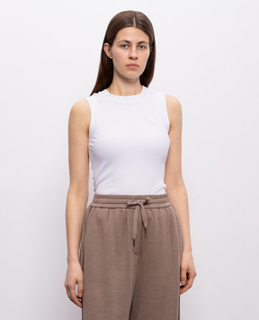 Brunello Cucinelli Белая майка в рубчике с нашивкой эмблемы MG902VT100