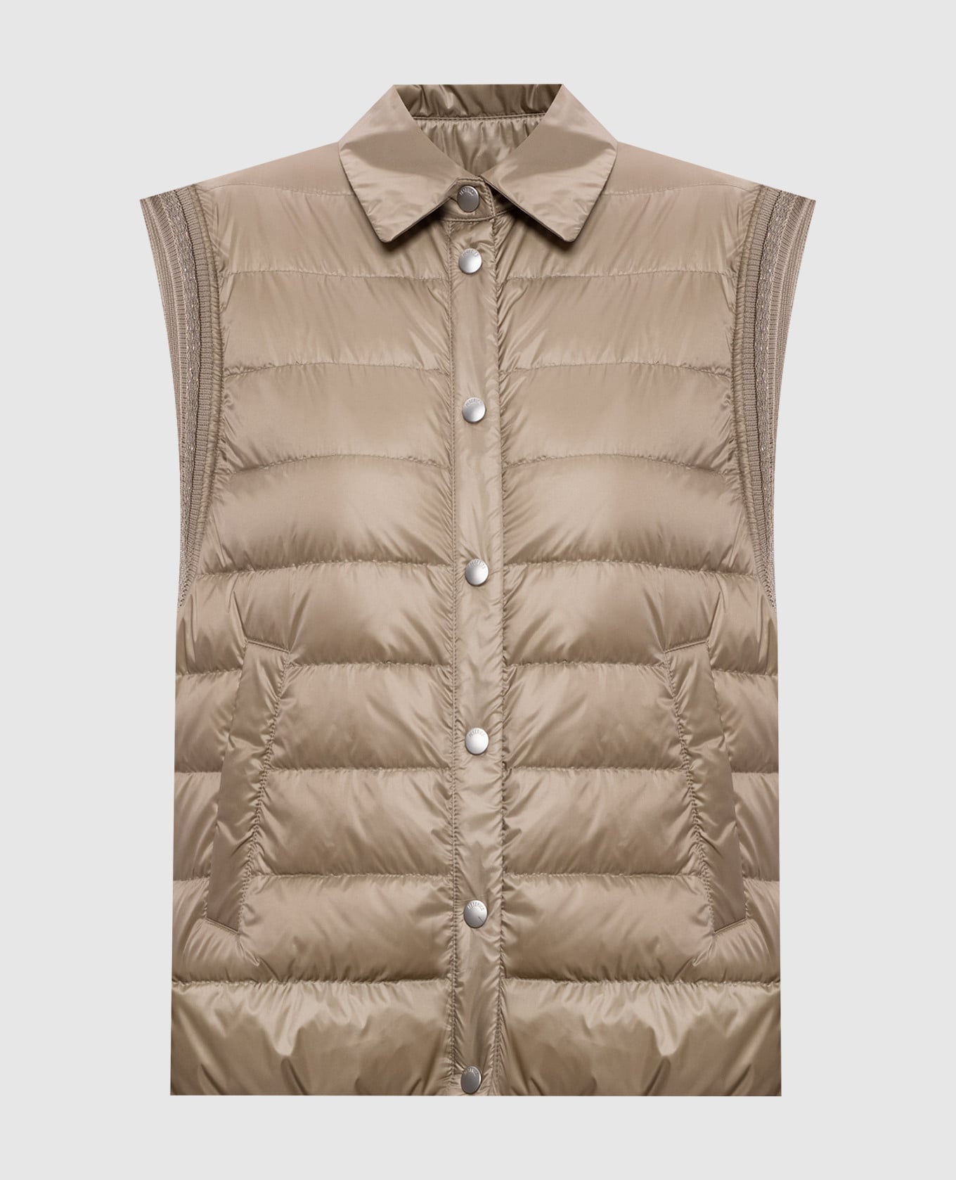 Пуховый жилет цвета хаки с цепочкой мониль