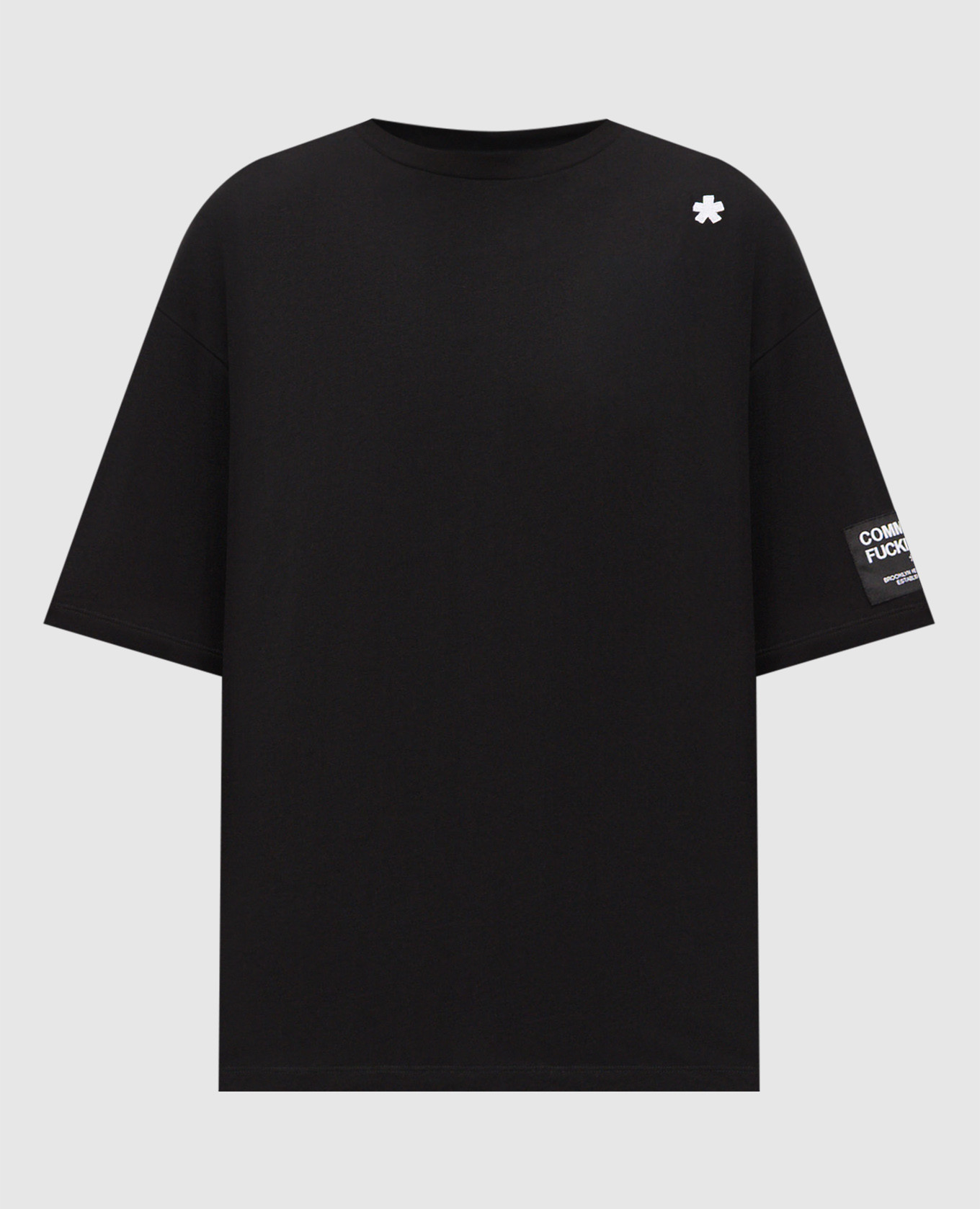 Черная футболка с вышивкой эмблемы