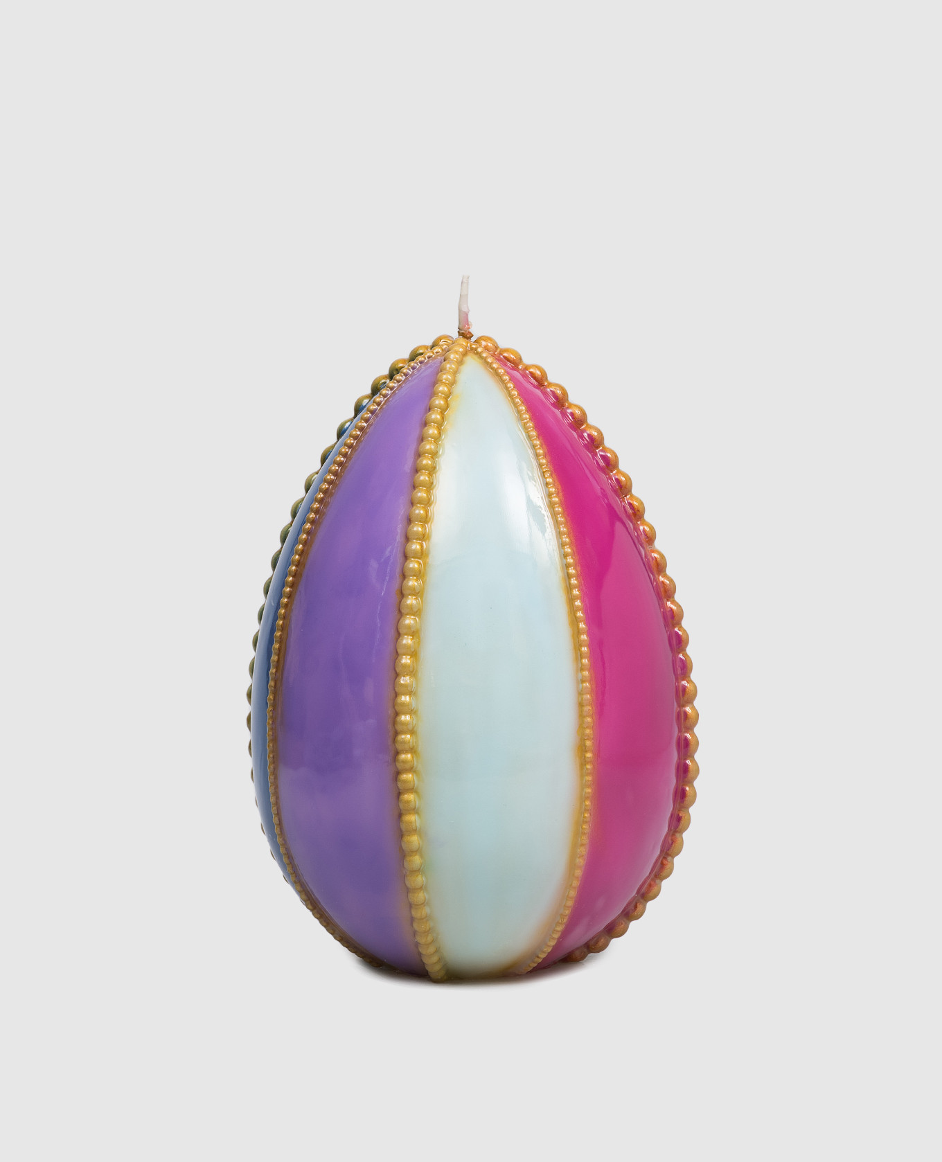 Свеча в форме яйца с бусинами