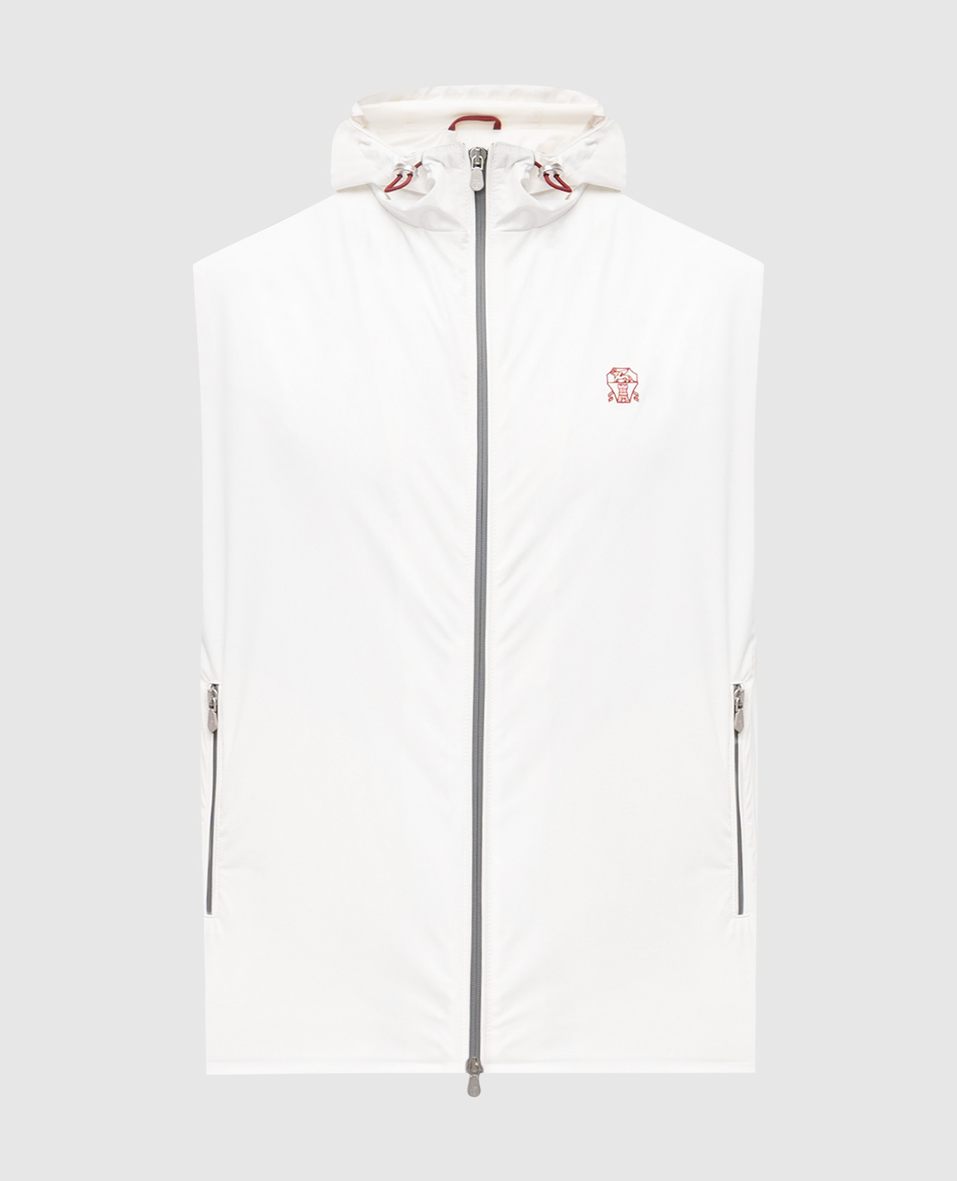Белый жилет с контрастной вышивкой эмблемы