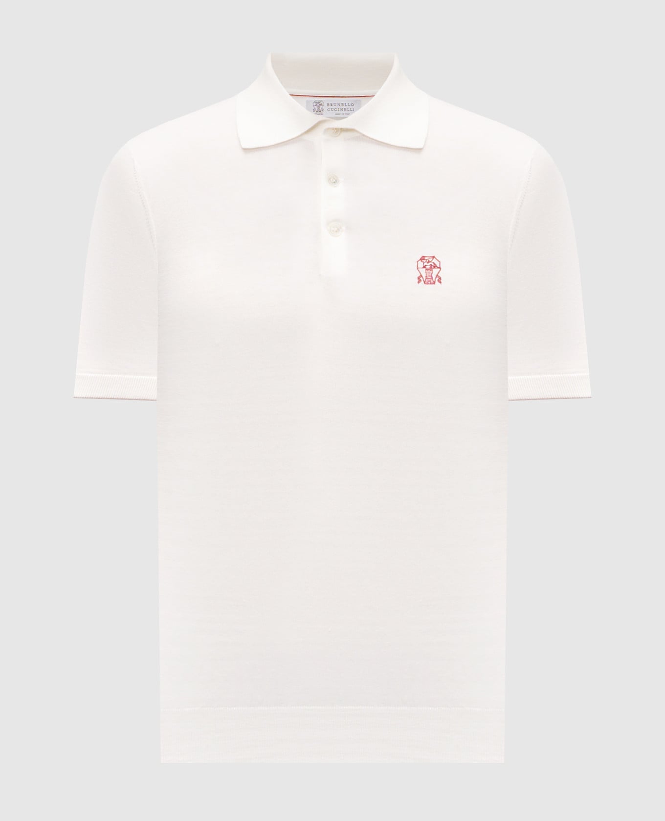 Белое поло с эмблемой