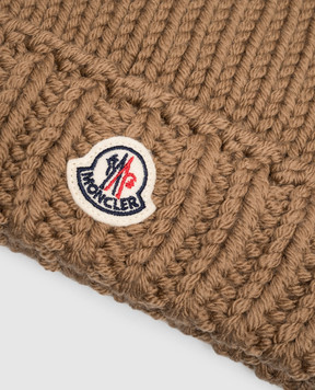 Moncler ENFANT Детская коричневая шапка с нашивкой логотипа L29543B00017M1172