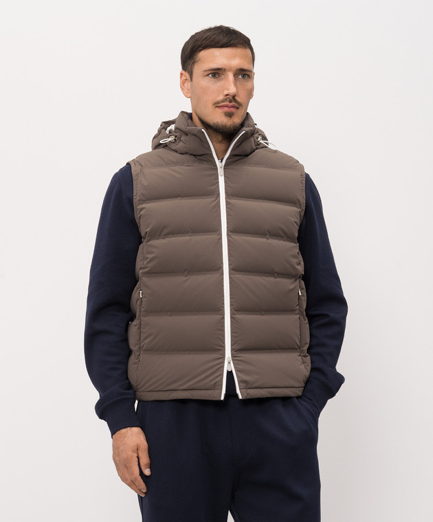 Brunello Cucinelli Коричневий пуховий жилет MM4911995 зображення 3