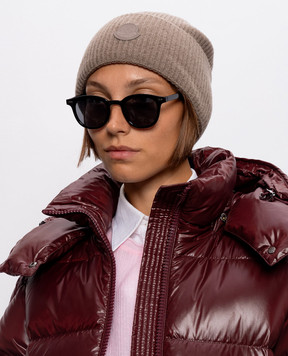 Moncler Коричневая шапка из шерсти и шелка с нашивкой логотипа L20933B00026M4281