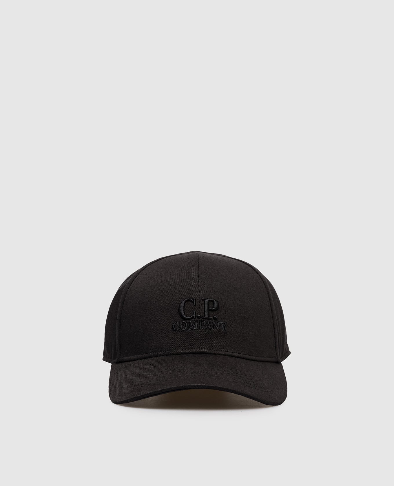 Черная кепка с вышивкой логотипа