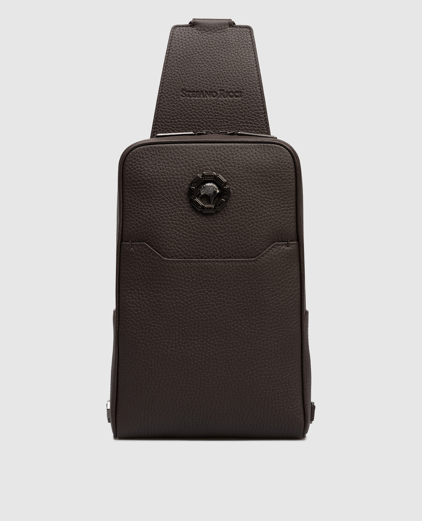 Коричневая кожаная сумка-слинг с логотипом и эмблемой