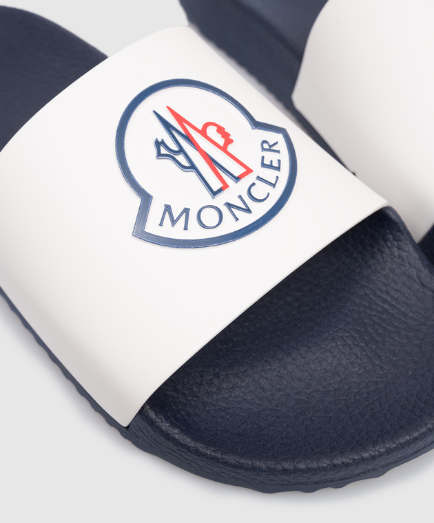 Moncler ENFANT Детские белые шлепанцы с фактурным логотипом L19544C00010M4225 изображение 5