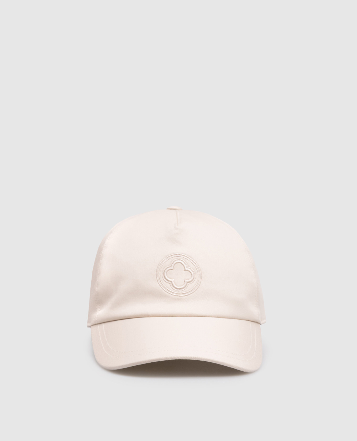 Белая кепка с вышивкой эмблемы