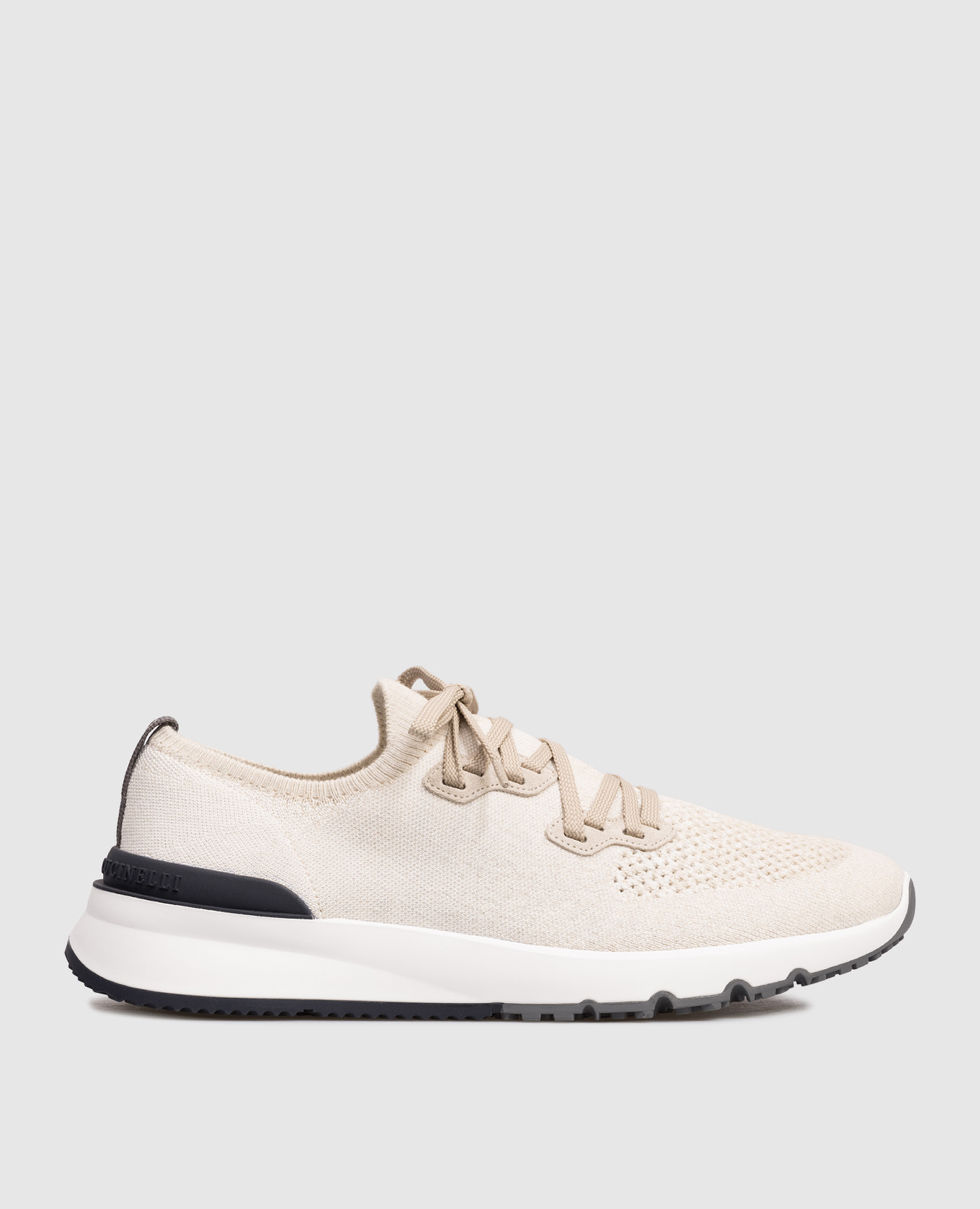 Бежевые кроссовки с фактурным логотипом