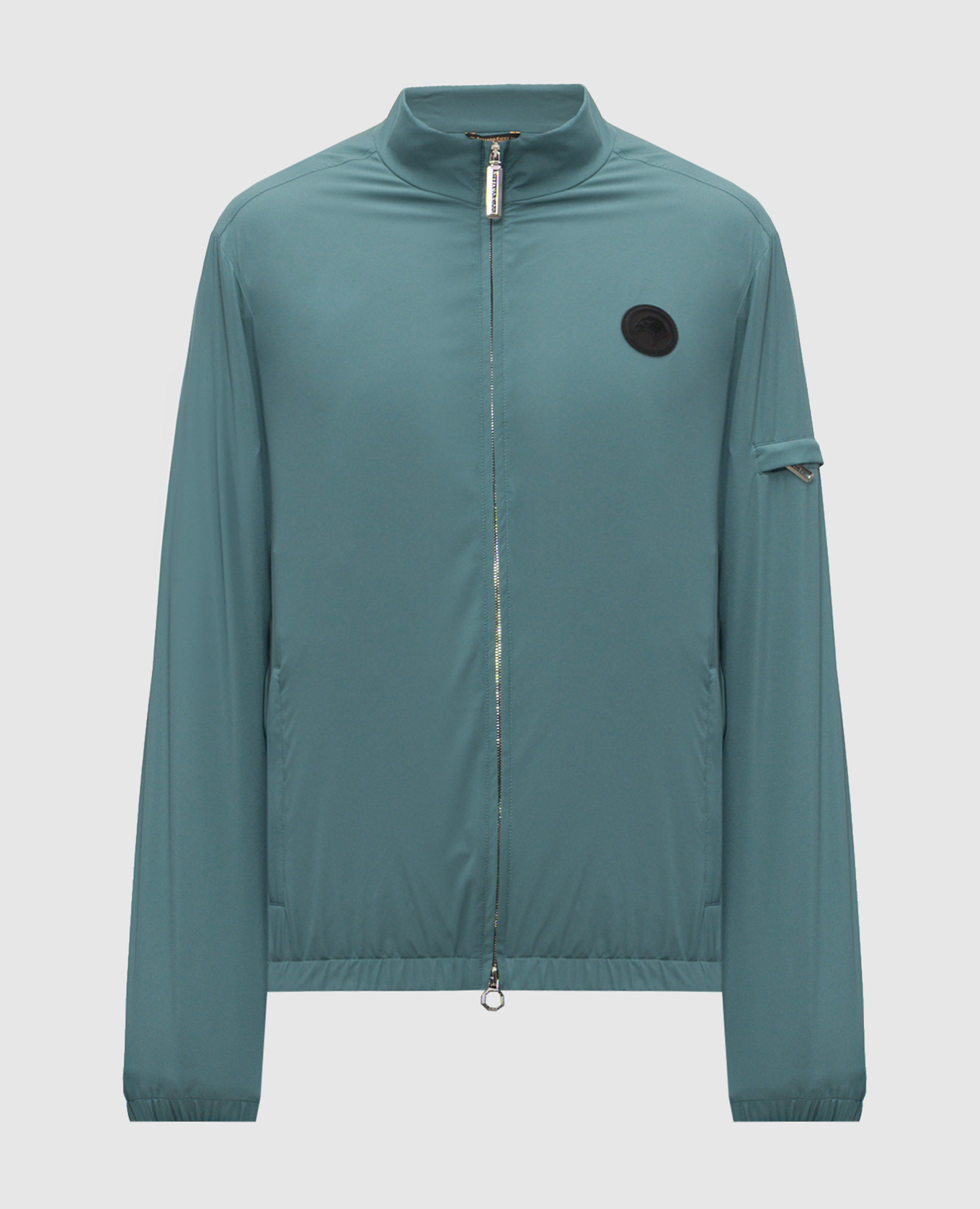 Зеленая куртка с нашивкой эмблемы