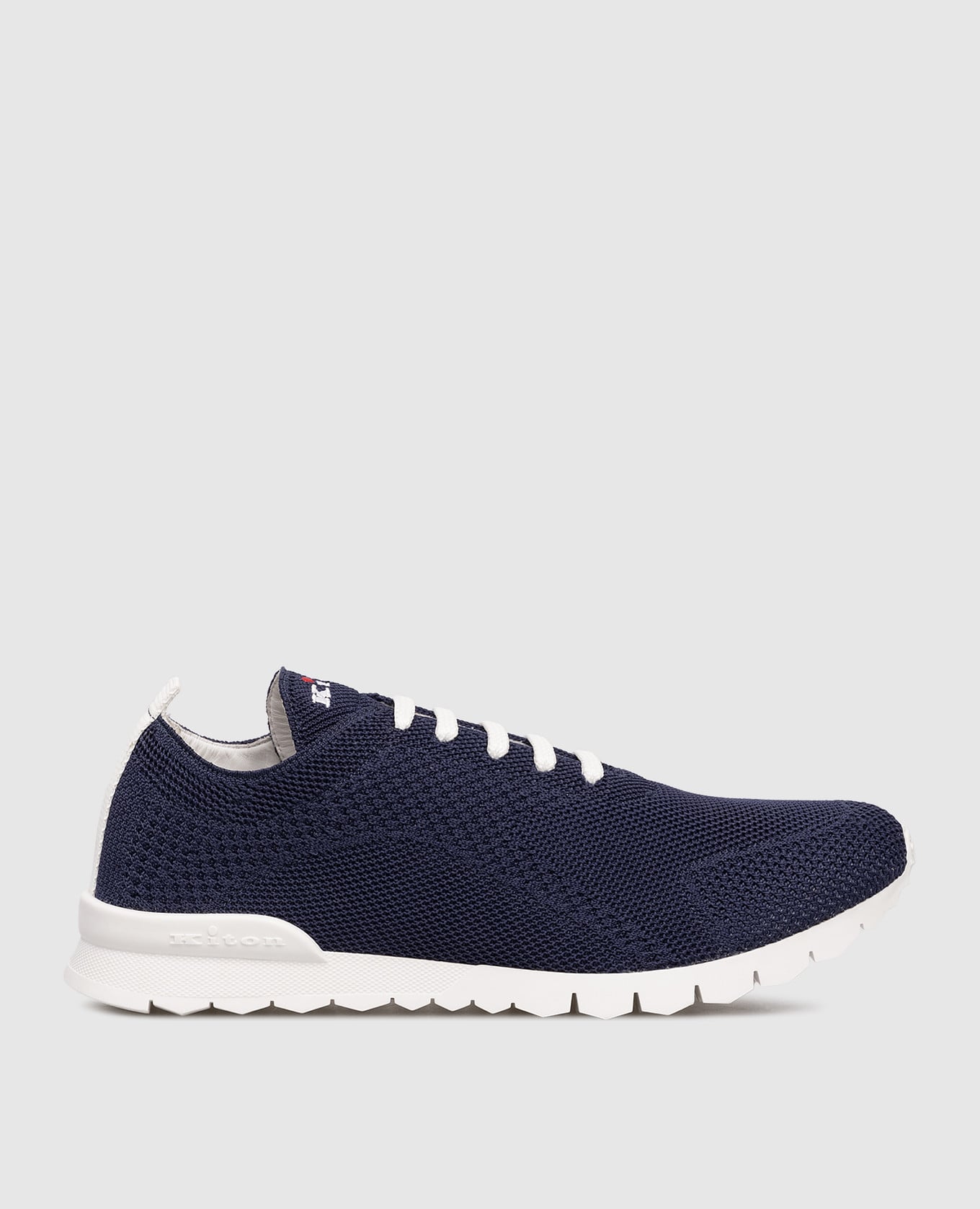 Синие кроссовки с вышивкой логотипа