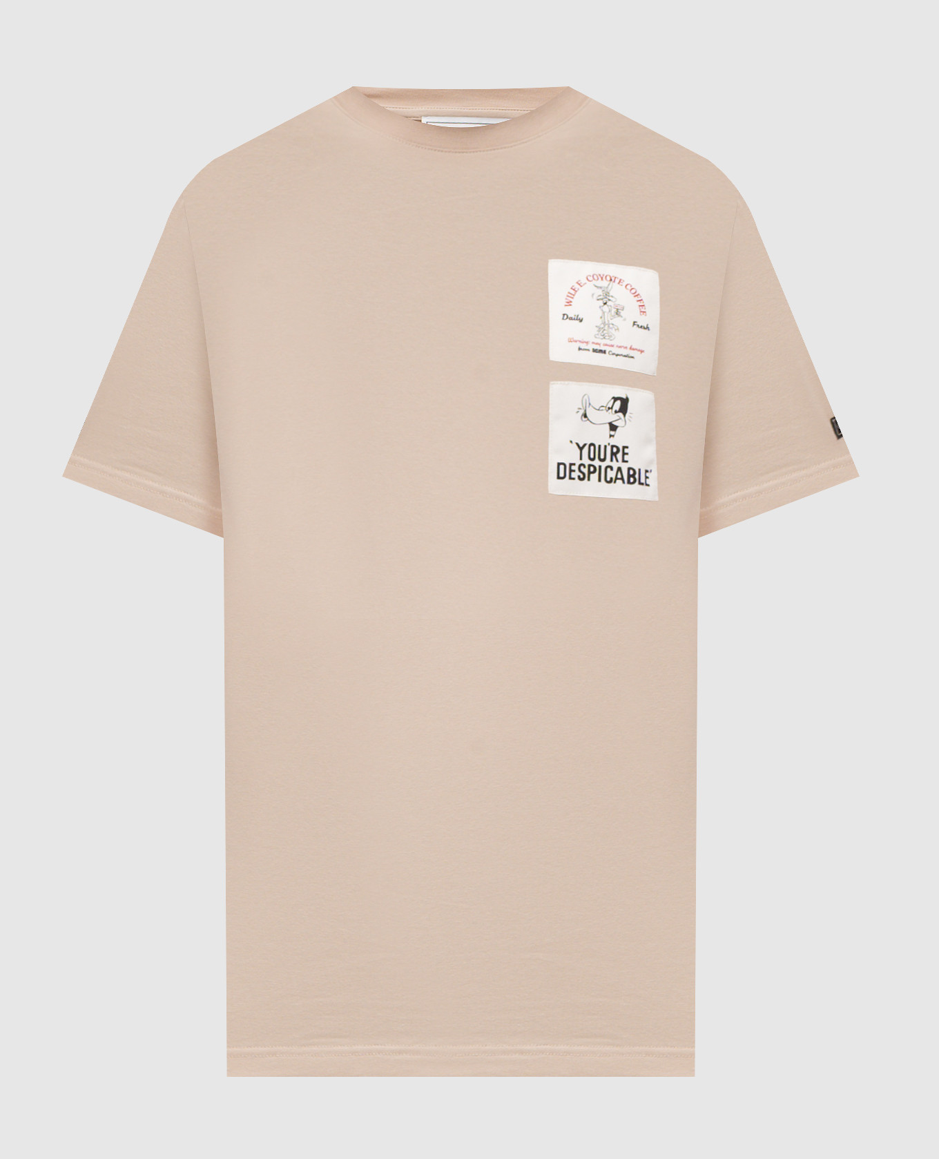 Бежевая футболка с брендовыми нашивками