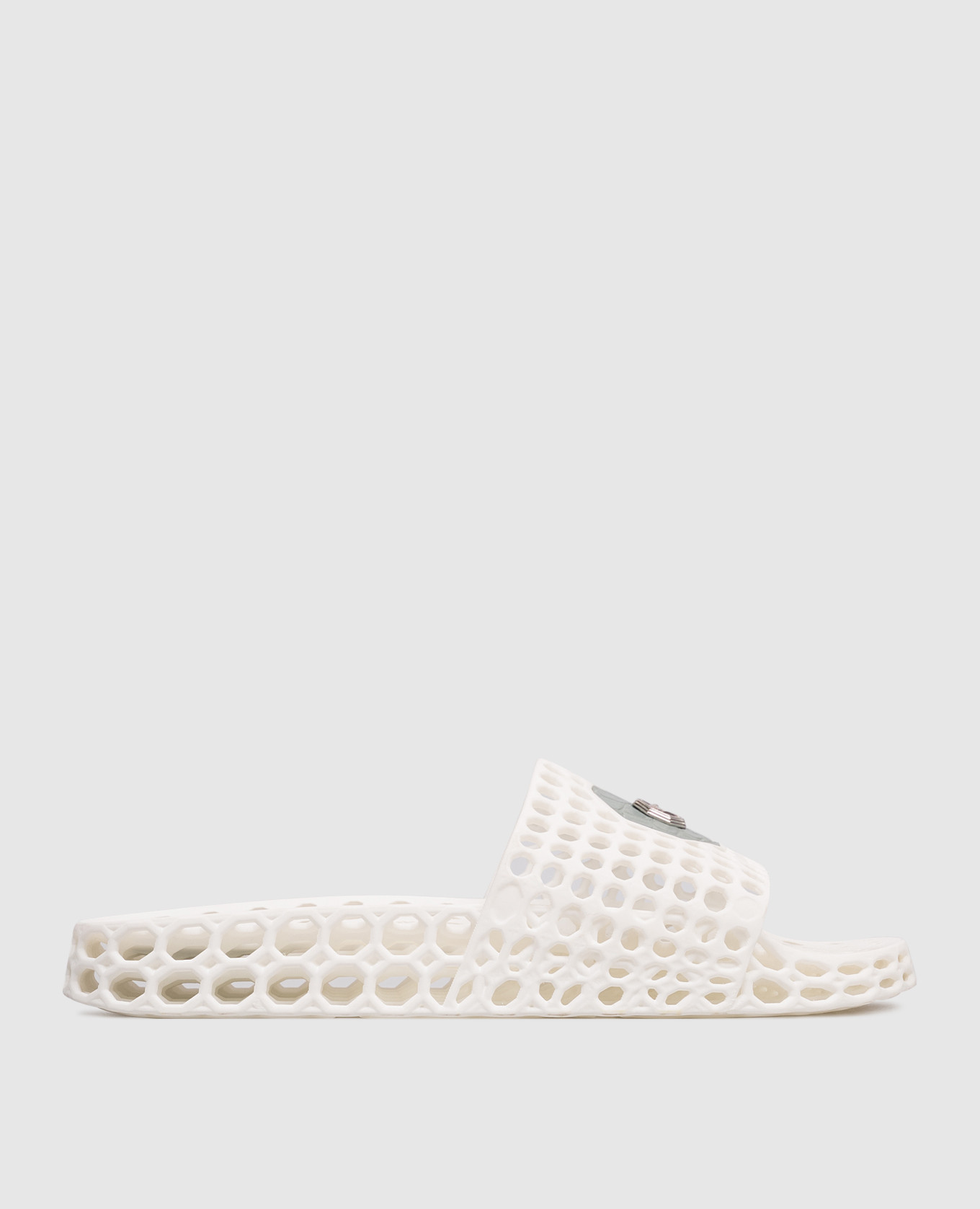 Белые перфорированные слайдеры с фактурной эмблемой