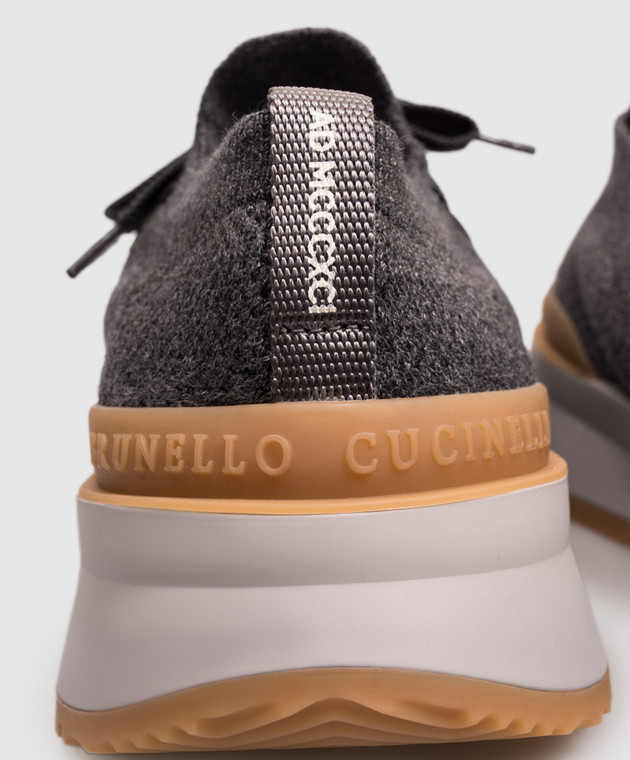 Brunello Cucinelli Серые кроссовки с фактурным логотипом MZUPMBO252 изображение 5