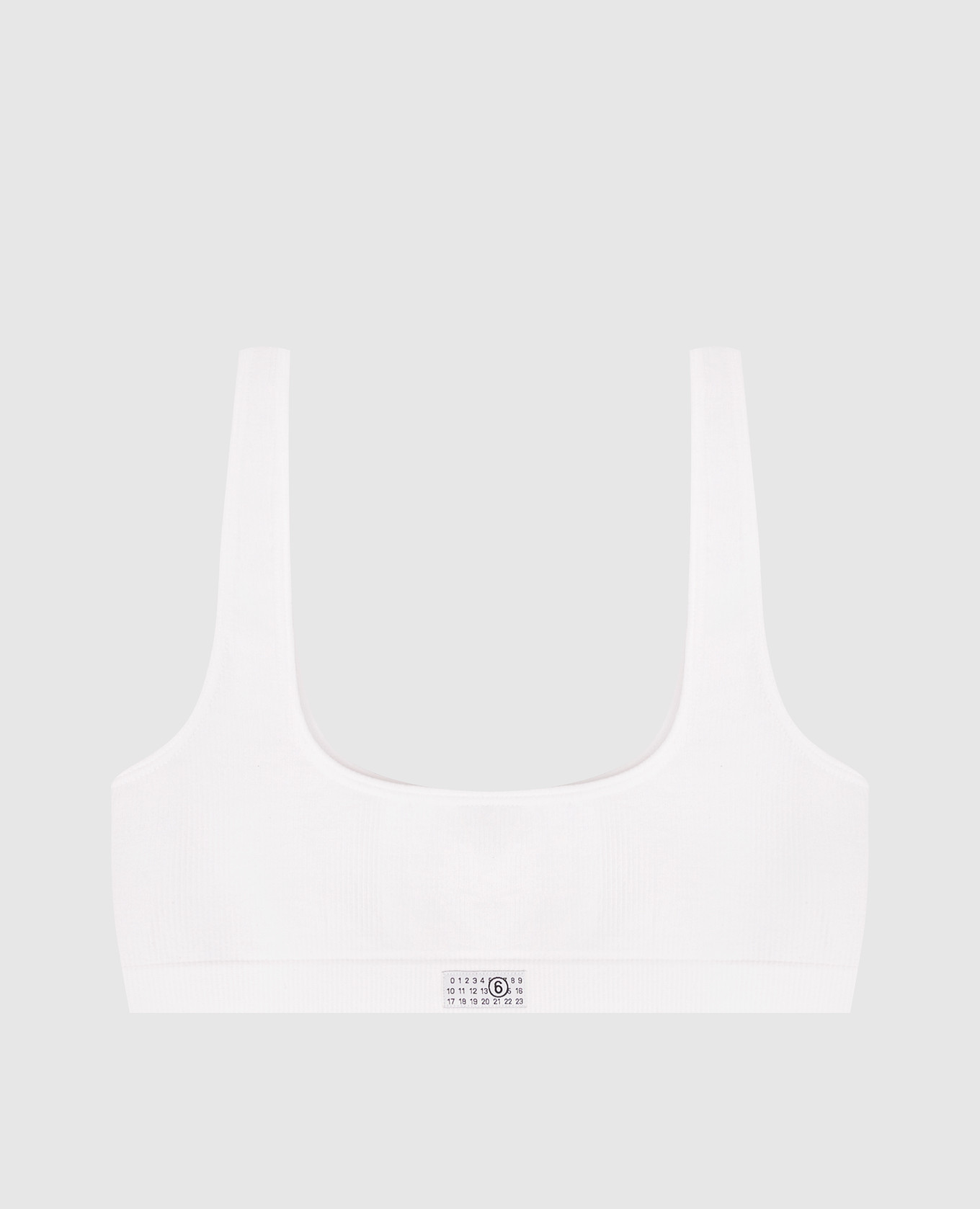 Белый топ с нашивкой эмблемы