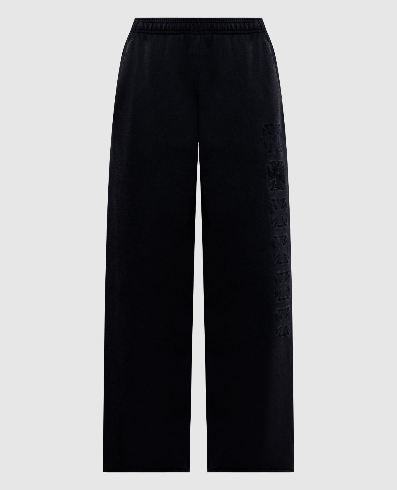 Черные спортивные брюки с брендовой вышивкой