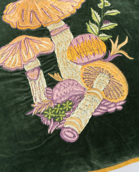 Les Ottomans Зеленая декоративная бархатная подушка с вышивкой EBC4050X50