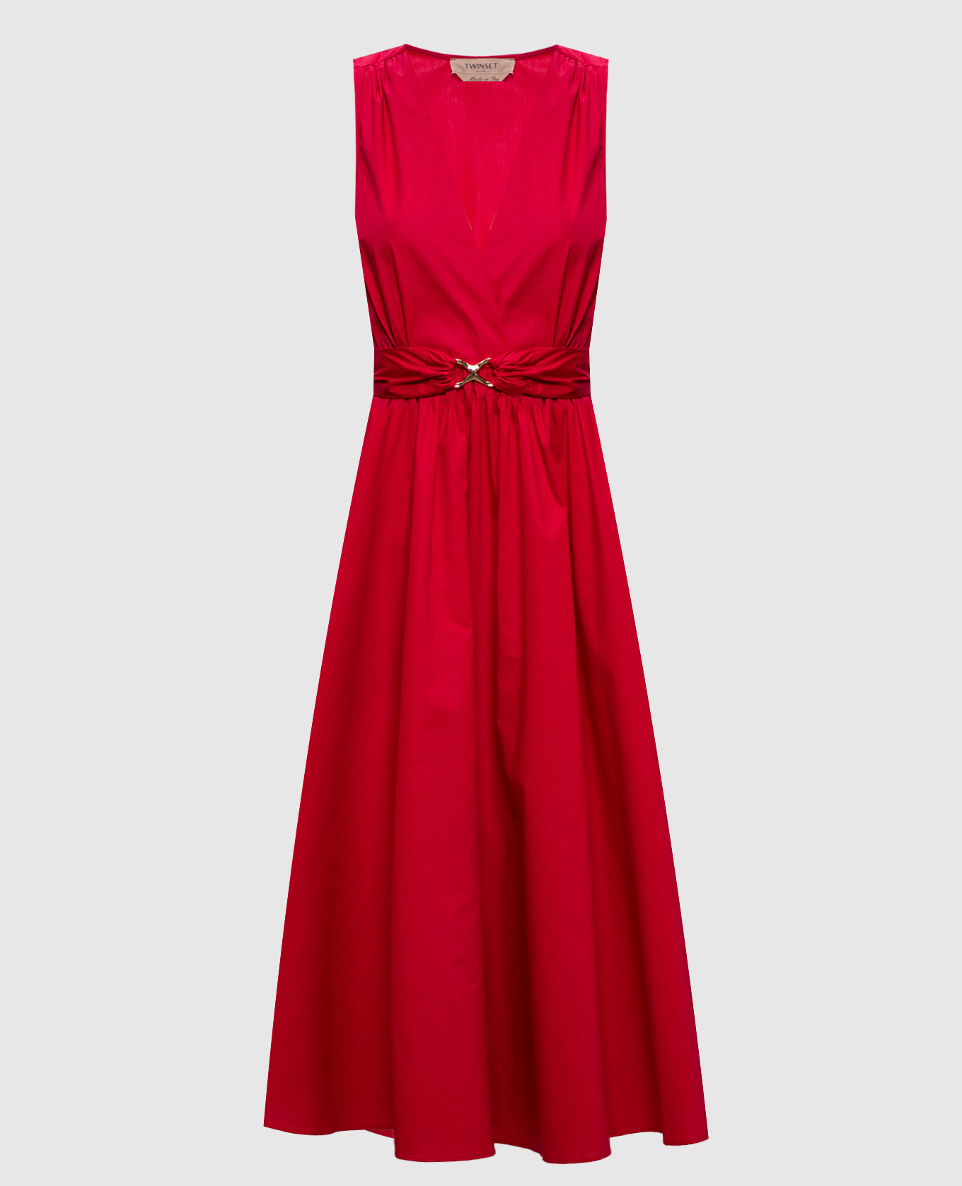 Красное платье с металлическим логотипом