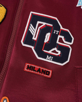 Dolce&Gabbana Дитячий бордовий бомбер з брендовими нашивками L4JB6HG7P0S