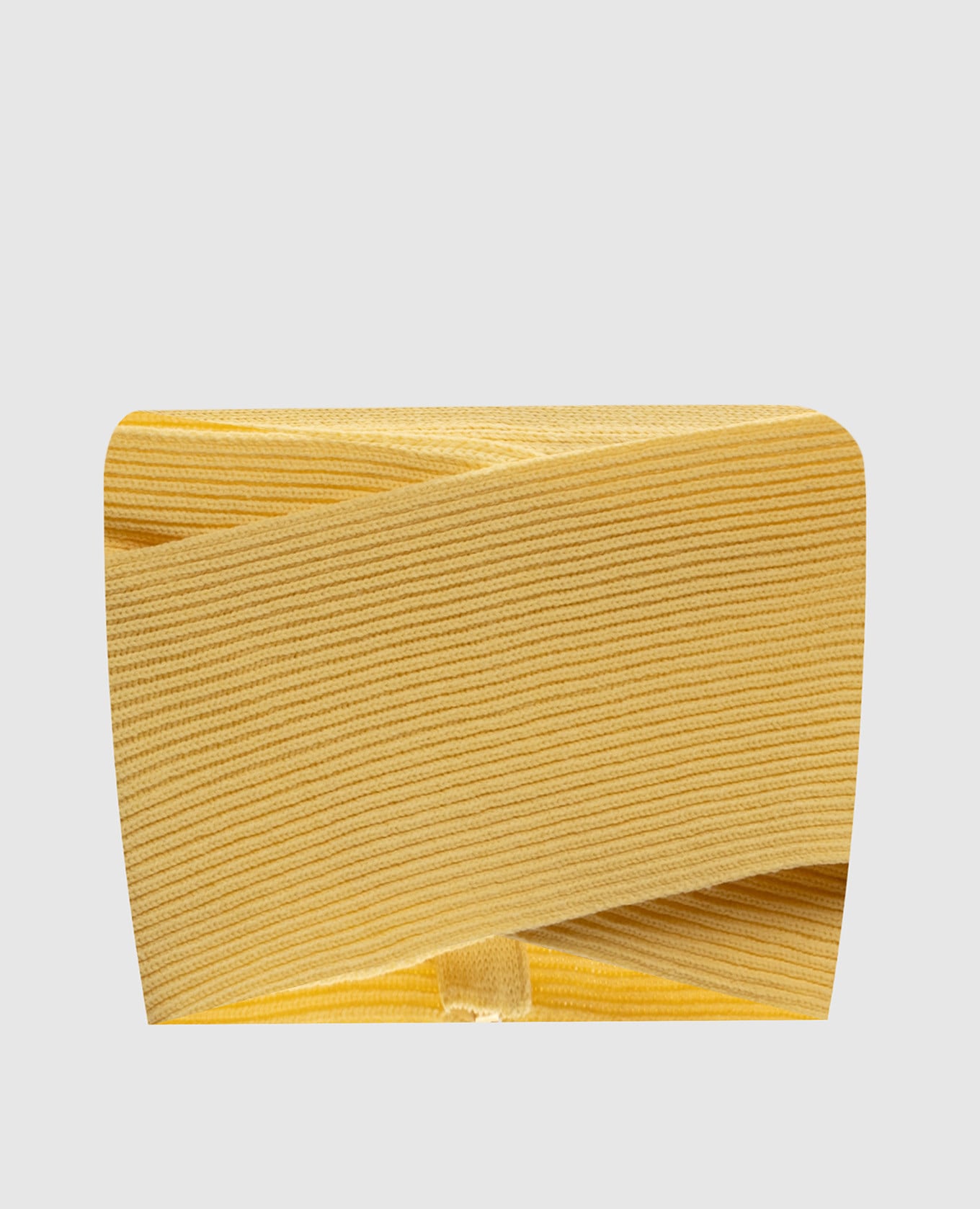 Желтый топ с эффектом наложения слоев