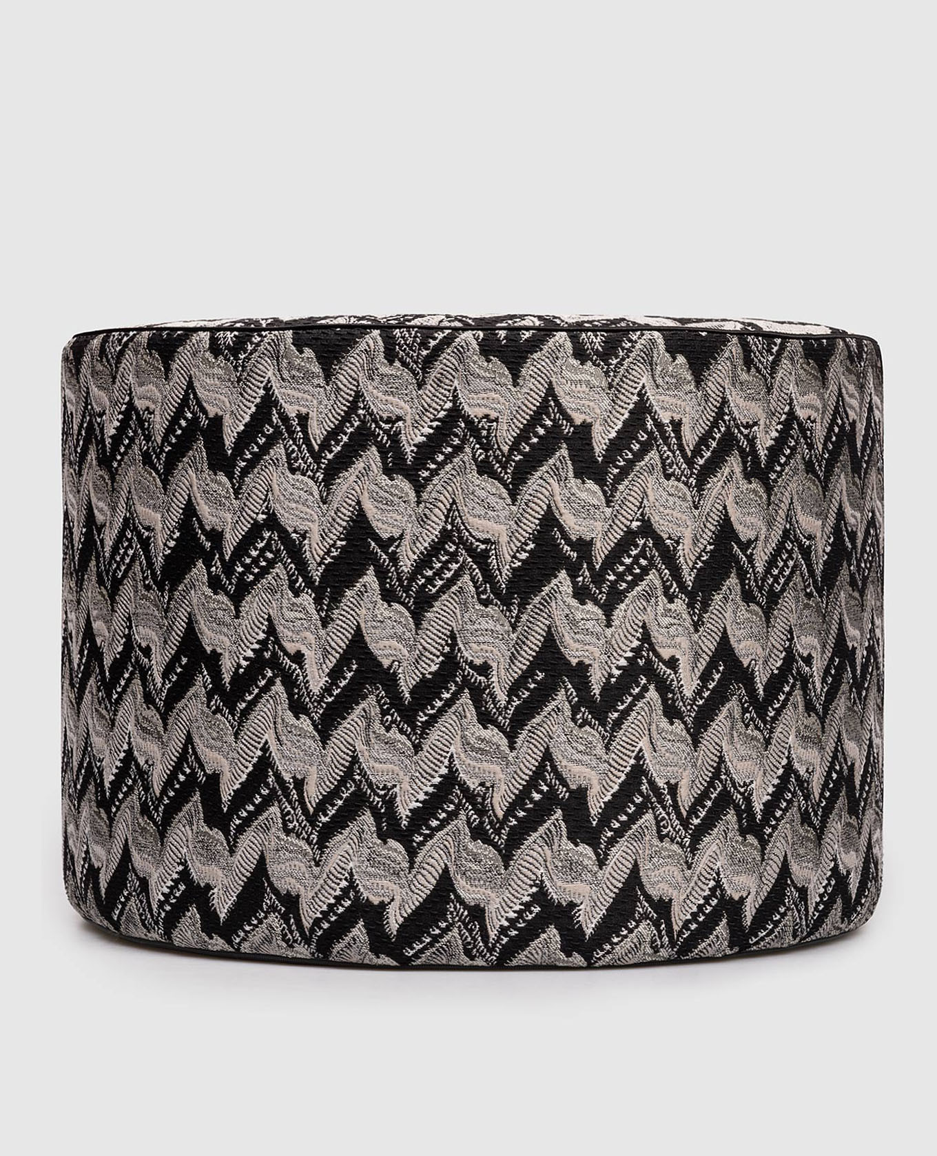 Черный пуф Fluidity в брендовый узор
