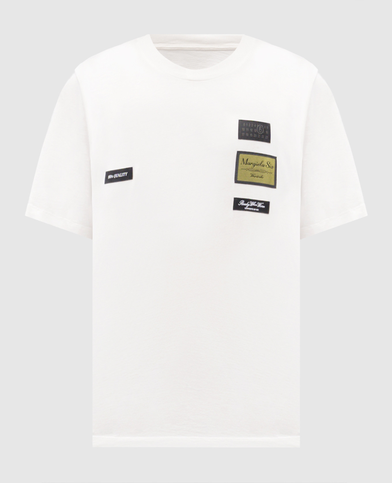 Белая футболка с брендовыми нашивками